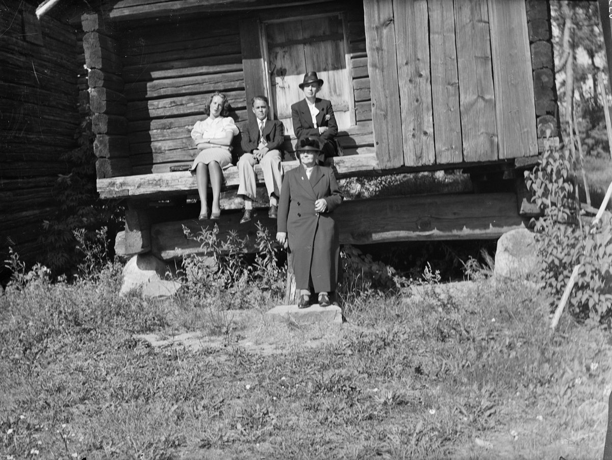 Okänd,, Tre kvinnor och en man vid fäbod, 1930-40-tal, sannolikt i Sverige