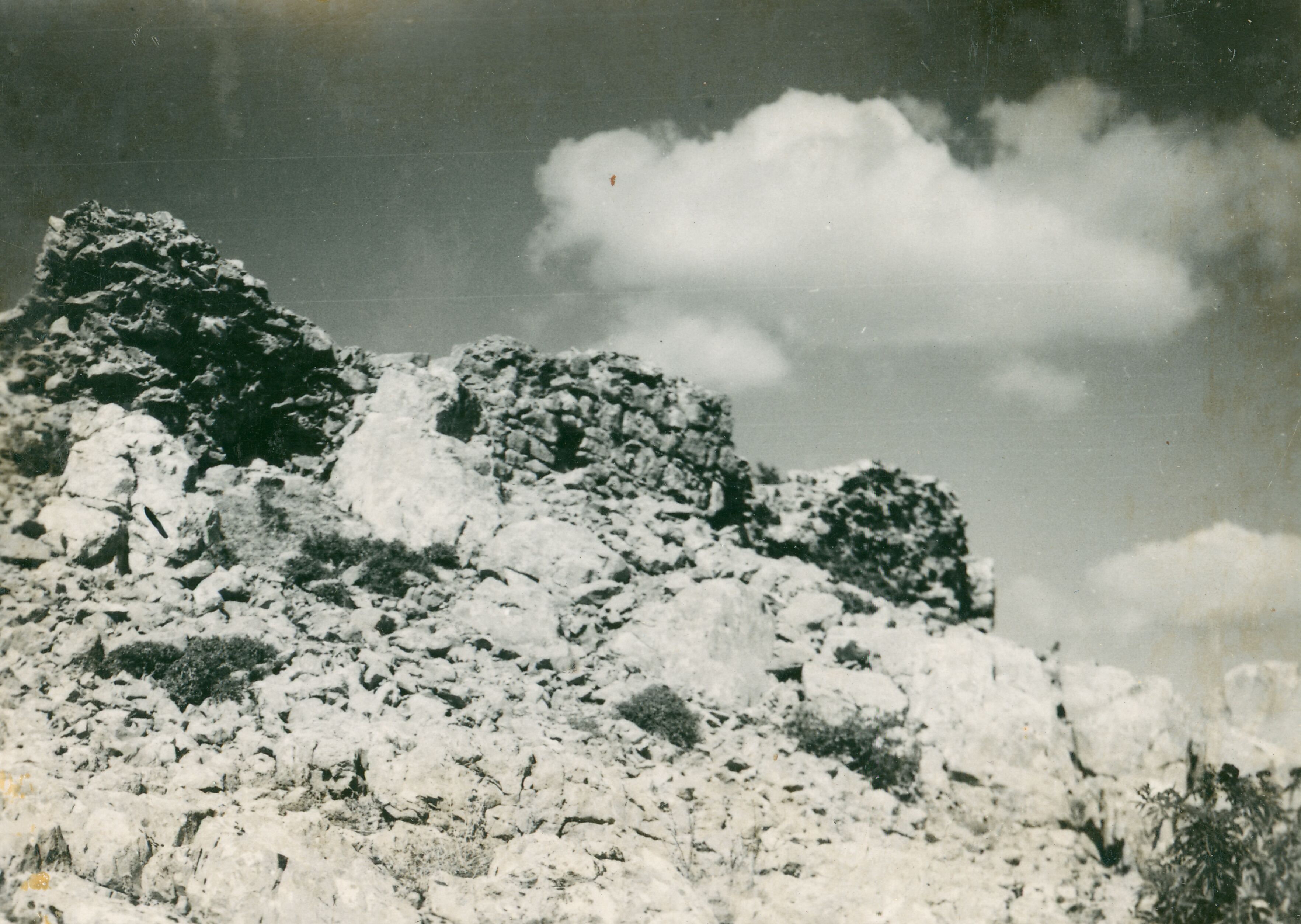 Većeslav Henneberg, Medak - Gradina Medak, dio zida izbliza