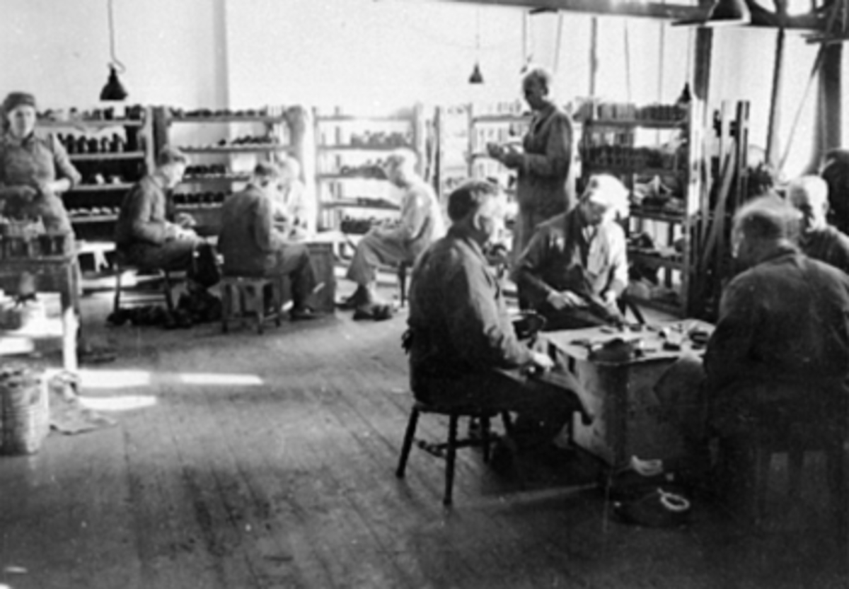 Anno Domkirkeodden, INTR: NORRØNA SKOFABRIKK, MANGE SKOMAKEREFra v: Jenny Emilsen gift Larsen, Gerd Jensen, Karen Mikkelsen, Mary Kubberud, Astrid Larsen.