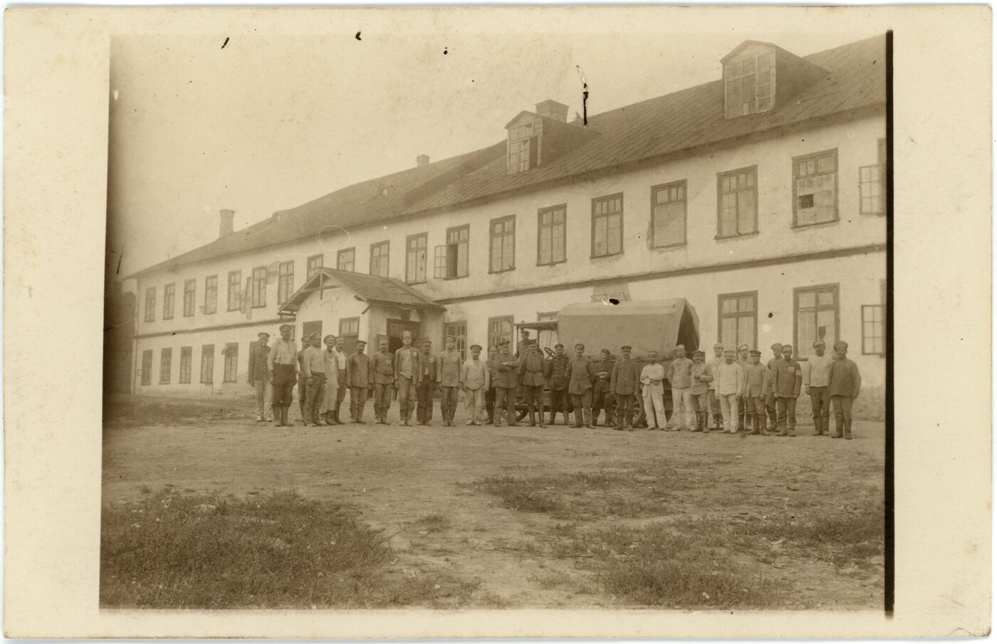 Nežinomas autorius, Vokiečių kariai šalia kareivinių