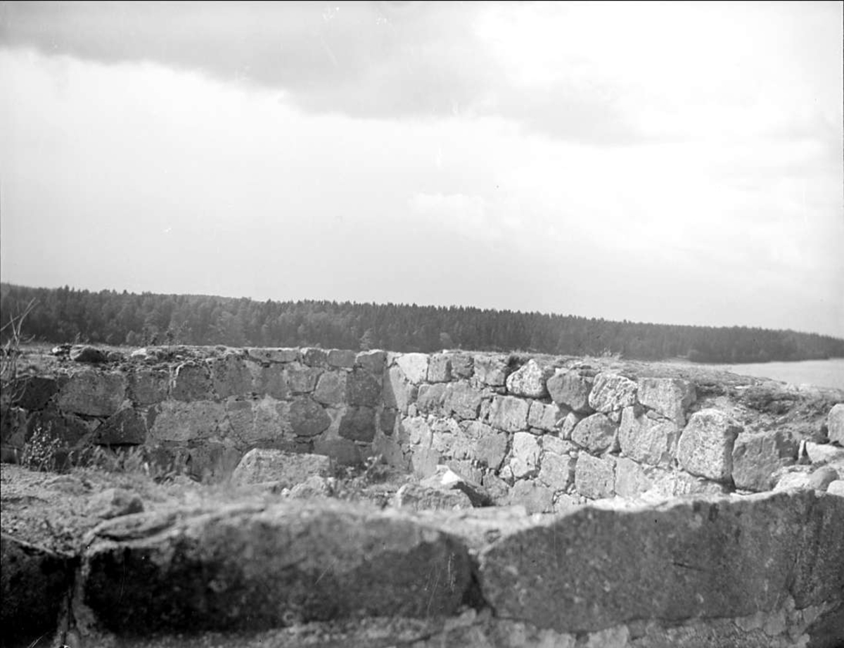August Fredrik Schagerström, Borgruinen Gröneborg vid Svinnegarnsviken, Vallby socken, Uppland i juni 1921