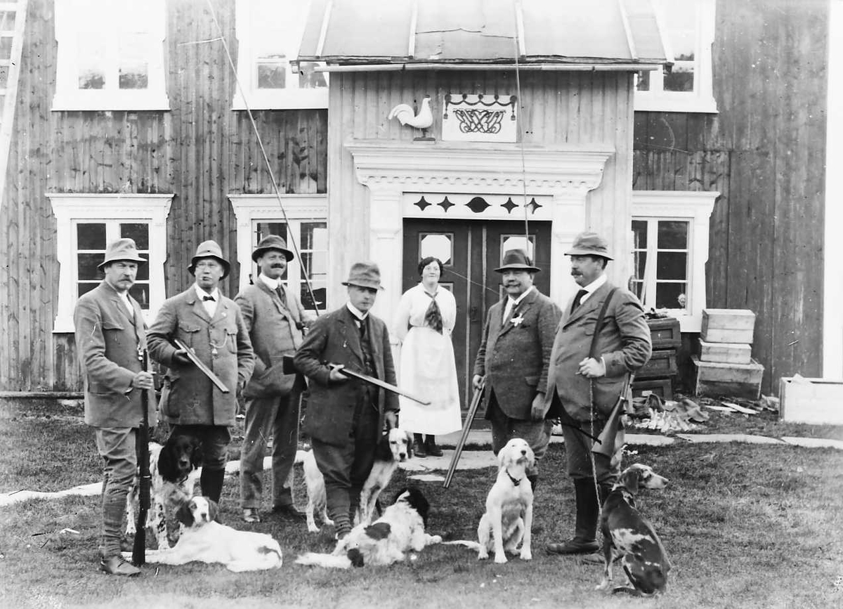 Peder J. Bredalslien, Gruppebilde. Jegere. Gevær, Hunder
