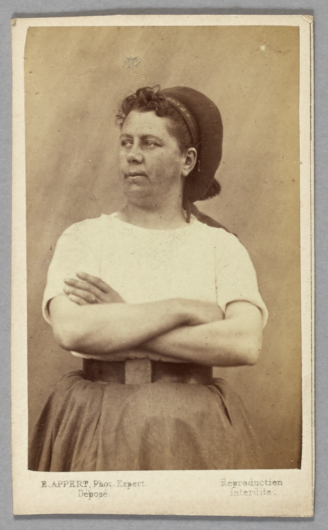 Ernest Charles Appert, Portrait d'Aurore Hortense David (née Machu), brossière et cantinière, pris à la prison des Chantiers à Versailles. Membre de la Commune de Paris en 1871.