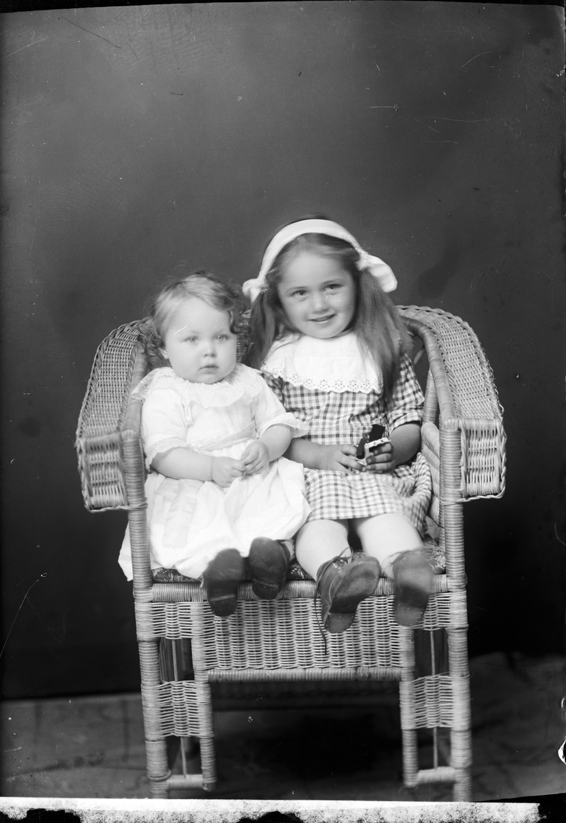 Skötsner-Edhlund, Ateljéporträtt - barn till Söderberg från Börstil socken, Uppland 1922