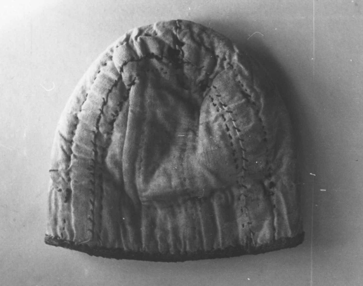 Anna Grostøl, Vrangen på en barnelue tilhørt Ola Rosseland, født 1867. Åseral, Vest-Agder 1943.