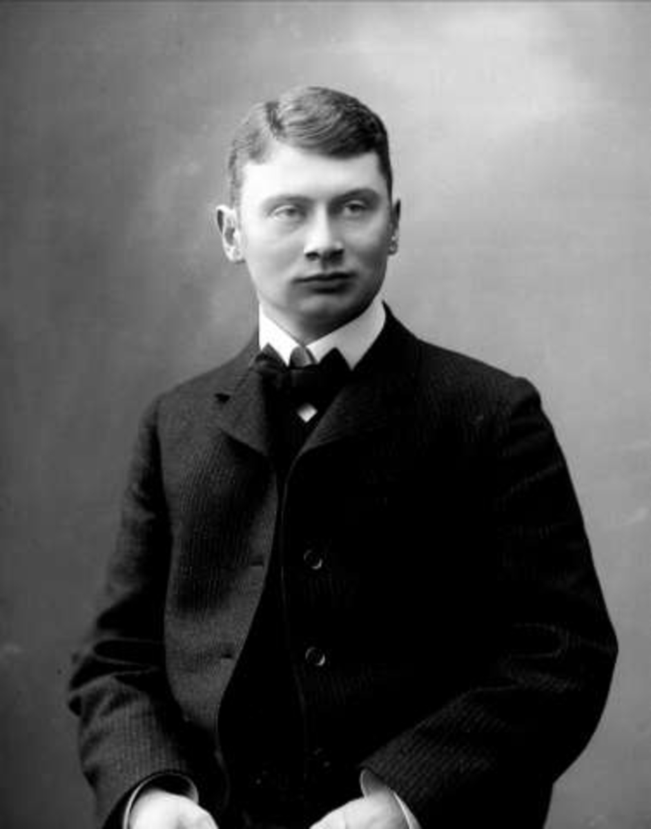 Gustav Borgen, Portrett, mann i dress. Skogsforvalter Løvenskiold.