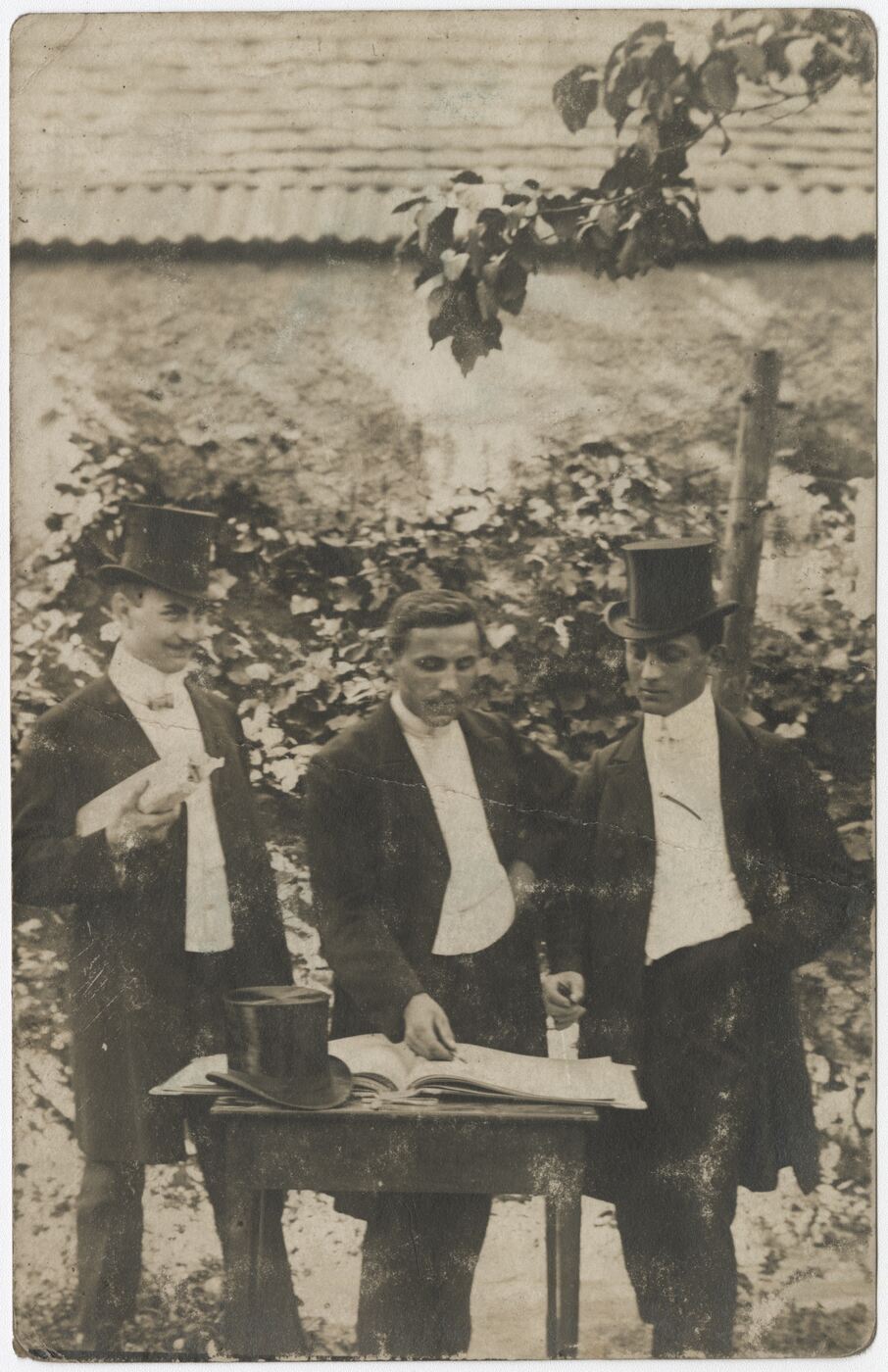 Nežinomas fotografas, Frakus dėvintys vyrai kieme
