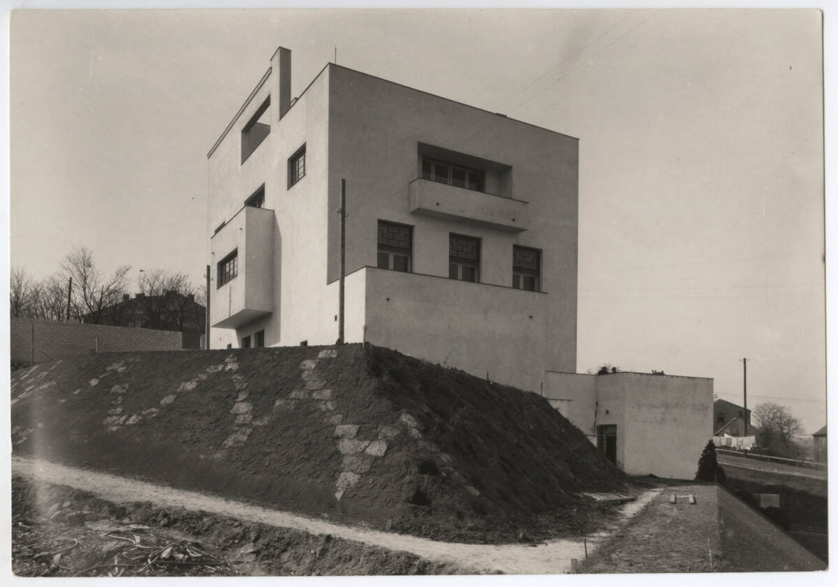 Anonym, Villa Dr. Ing. Frantisek und Milada Müller, Prag-Stresovice, Nad Hradnim vodojemem 14, Tschechische Republik, Schrägansicht mit Vorderseite (unmittelbar nach Fertigstellung)