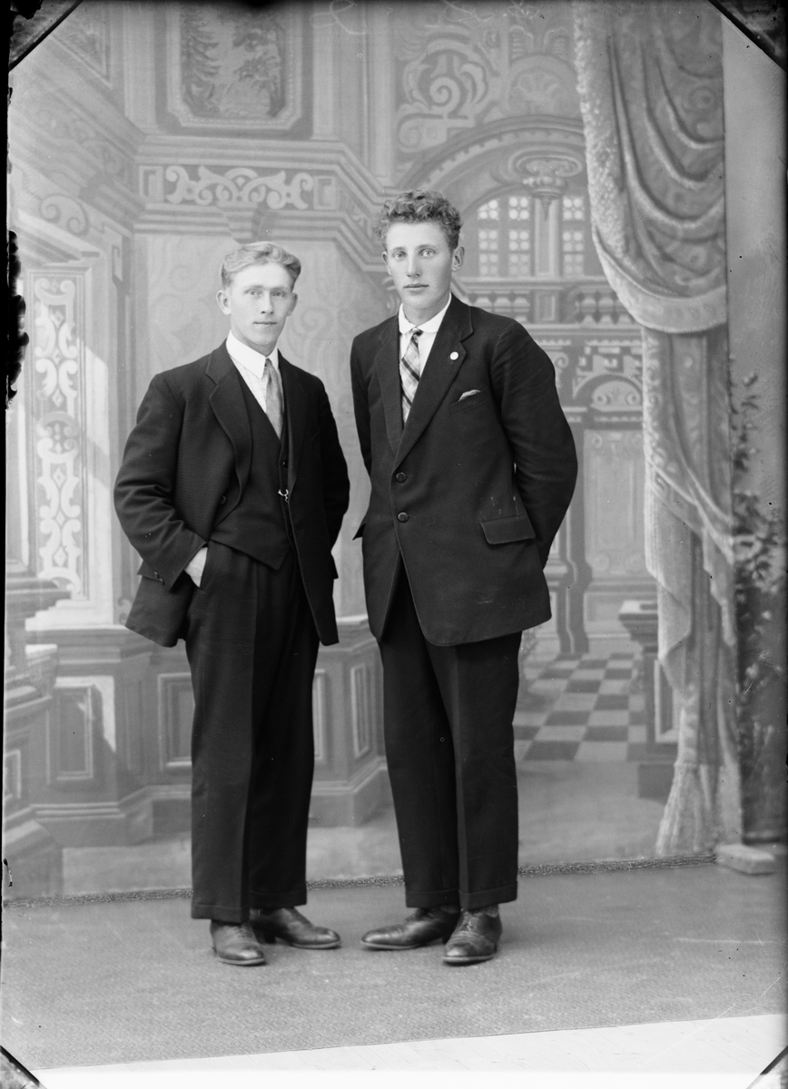 Skötsner-Edhlund, Ateljéporträtt - två unga män från Börstil socken, Uppland 1928