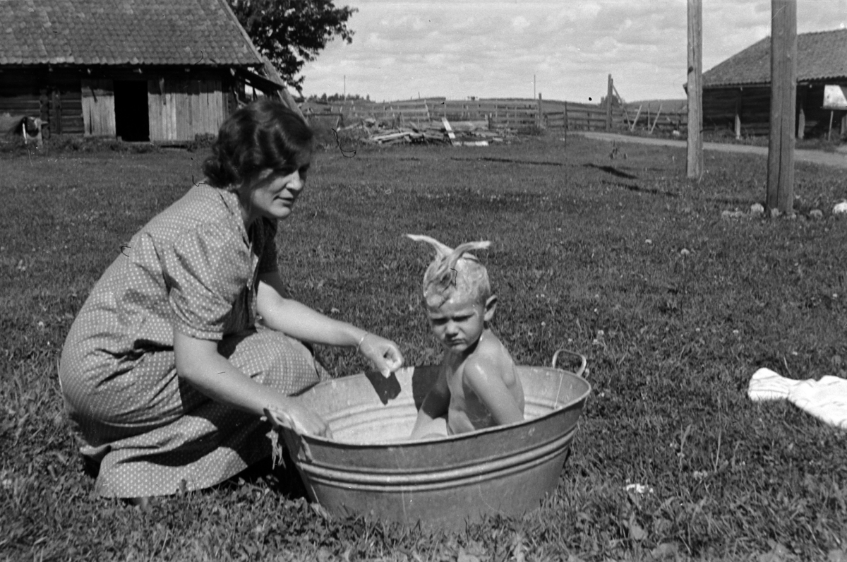 Adolf Skjegstad, BARN, BADER I BADESTAMP AV BLIKK.