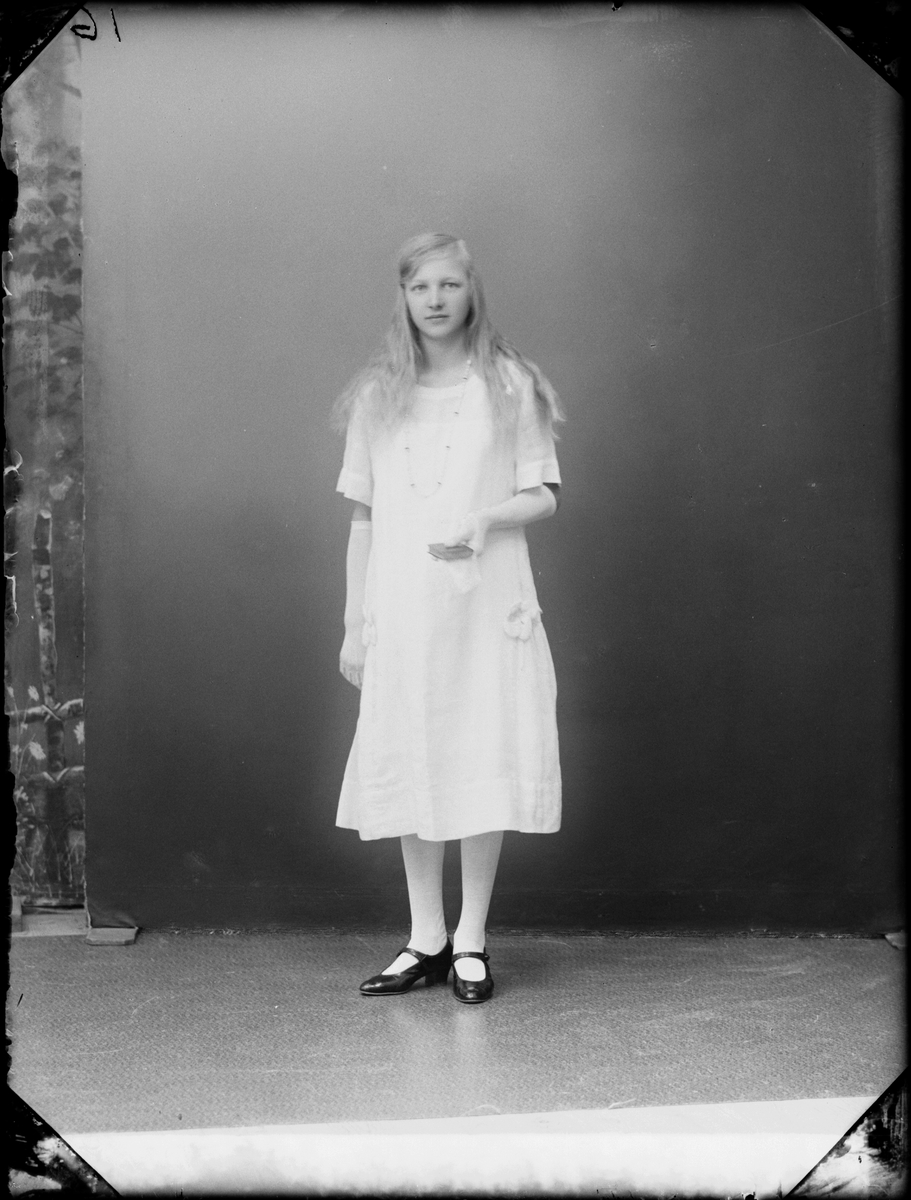 Skötsner-Edhlund, Ateljéporträtt - flicka, Östhammar, Uppland