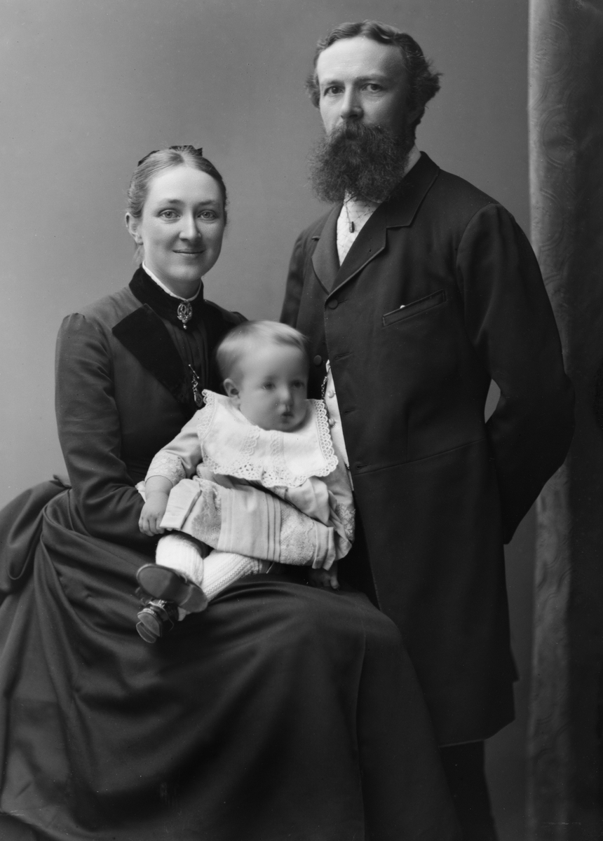 Maria Tesch, Porträttfotografi. Familj. Fotograferad i Maria Teschs ateljé som fanns i Linköping åren 1873 - 1936. Digitaliserad efter original glasnegativ som förvaras på Stiftsbiblioteket /Linköpings stadsbibliotek.