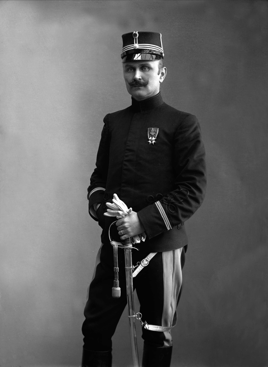 Gustav Borgen, Portrett, Per (Johan Peter) Graff-Wang i uniform som kaptein ved Ingeniørkorpset.