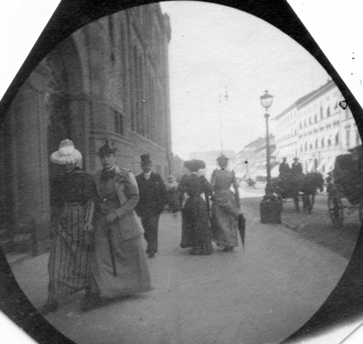 Fredrik Carl Mülertz Størmer, Frk. Aagot Lund og frk. Birgit Lund spaserer langs Karl Johans gate, Oslo, ved Stortinget.
