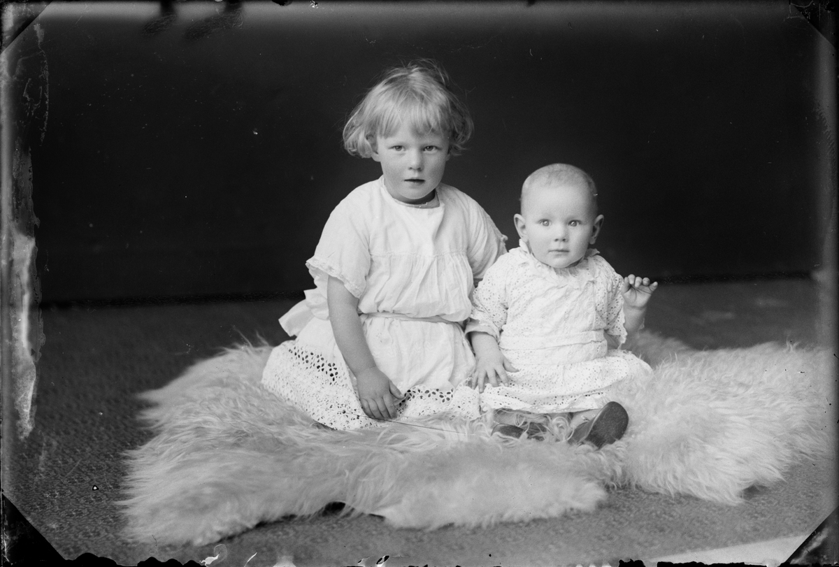 Skötsner-Edhlund, Barnporträtt - två barn, Östhammar, Uppland