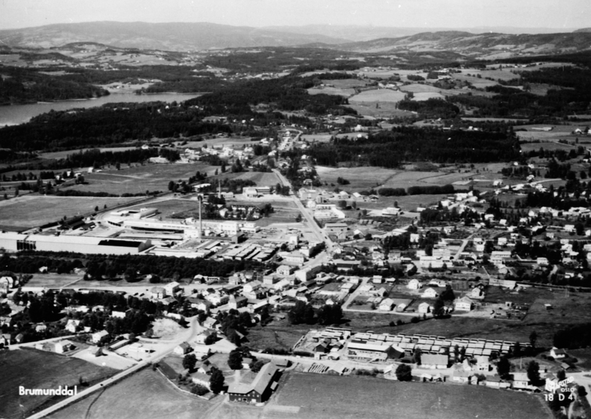 Anno Domkirkeodden, Flyfoto av Brumunddal, Berger Langmoen AS med Langmopipa i midten, materialtomta til Lundby Bruk i forkant.