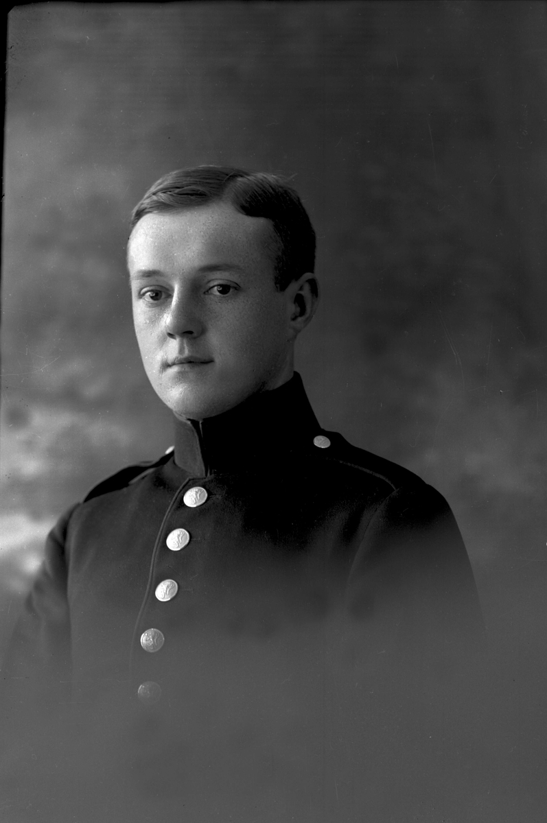 Gustav Borgen, Portrett, mann i kadettuniform.