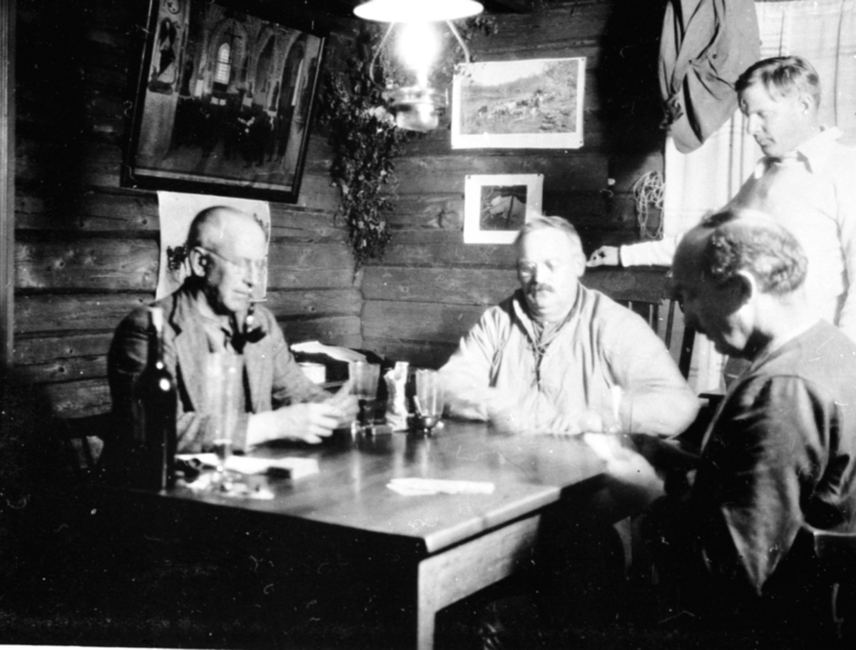 Anno Domkirkeodden, Interiør, hytte på Nysætra. Fire menn spiller kort. Fra venstre er Ludvig Nielsen, Karl Løken, Jacob Nilsen. Bak er Karl Løken Jr.