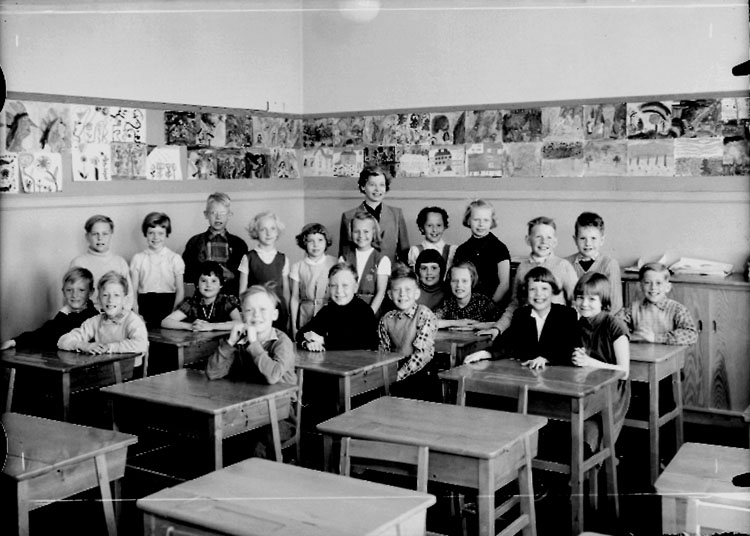 Sven Lindskog, Almby Östra school, classroom interior, 21 schoolchildren with teacher’s wife Ingeborg Tedner. Class 2av, hall 6.