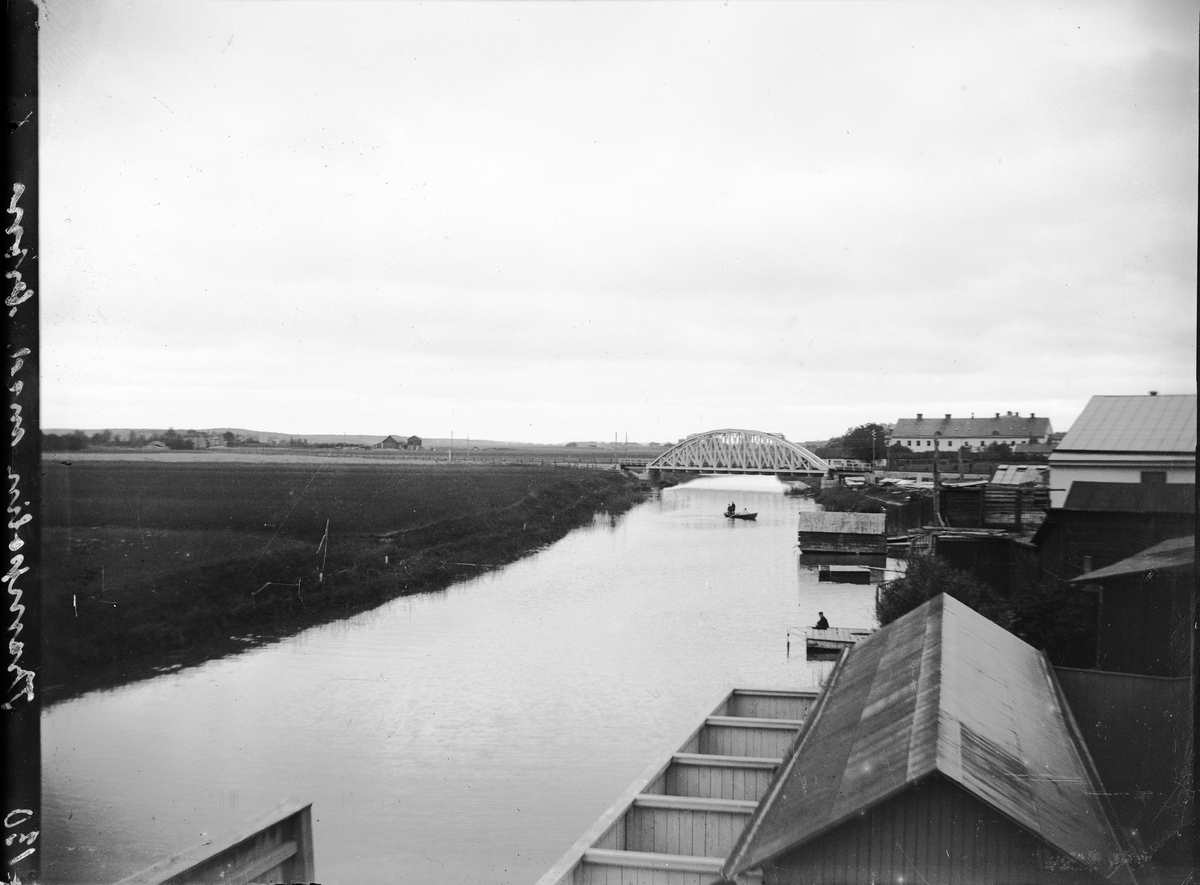 Carl Liljefors, Vy över Fyrisån och järnvägsbron, Luthagen och Svartbäcken, Uppsala 1900 - 1901