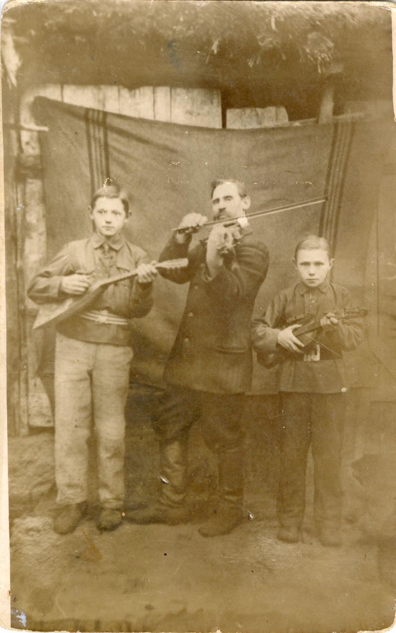 Nežinomas fotografas, Muzikantai Kazimieras Veržbalauskis su sūnumis Julijonu ir Leonu iš Tverų valsčiaus