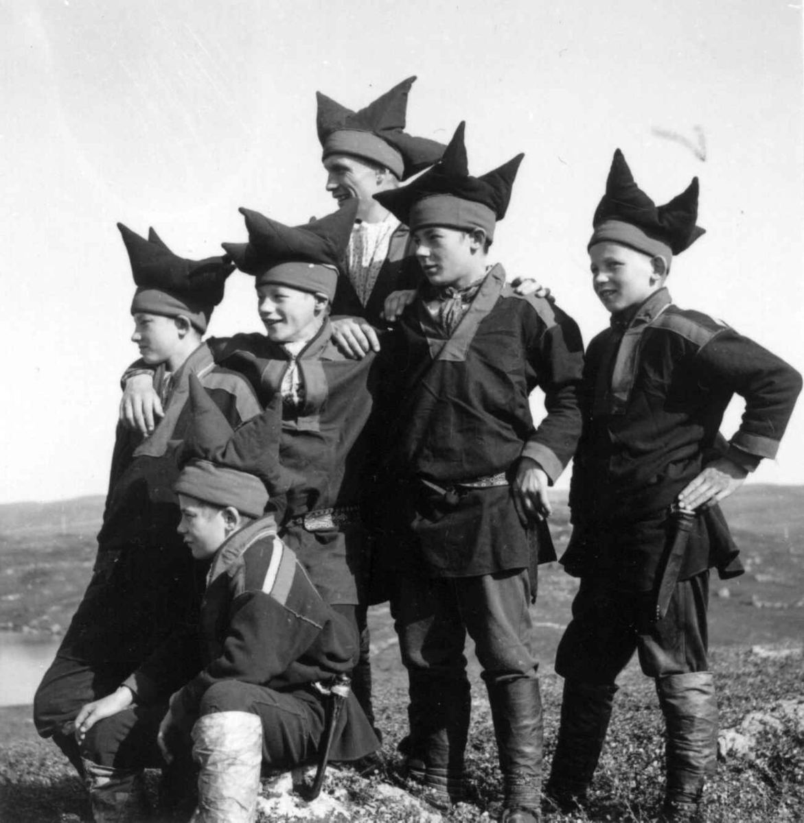 Virginia Raymond Davidson, Karasjok-gutter med sin lærer Bjørn Aarseth i Karasjok-drakter. Ytre Billefjord 1959.