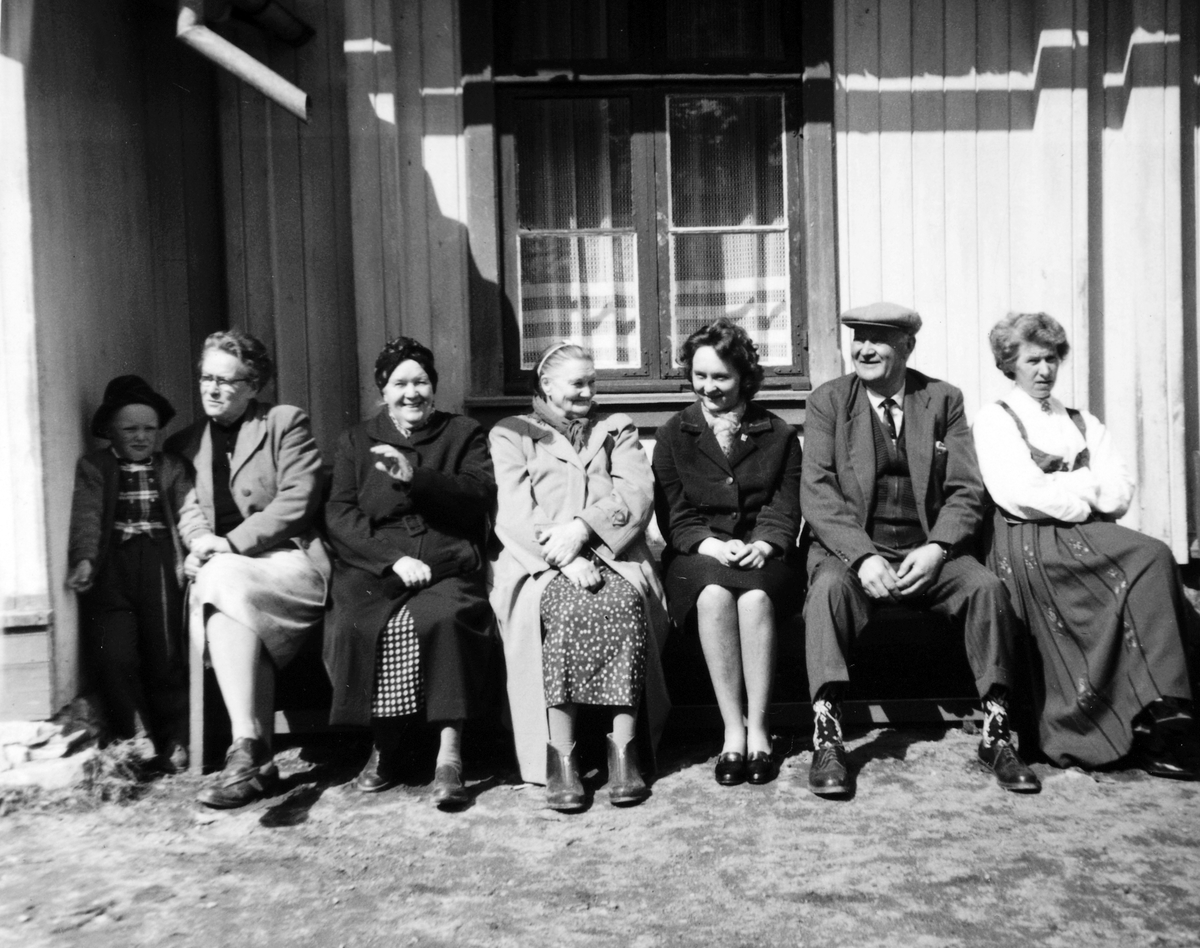 Anno Domkirkeodden, F. v. Kato Nordsveen, Paula Lindstad, Elise Hoel, Anna Stenseth, Berit Johansen, Klaudi Lindstad og Oline Lindstad. Trolig fra 1963. Bildet er tatt utenfor Oppegård Kapell i Vestre Skogbygd, Løten.