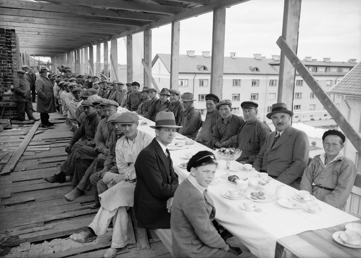 Paul Sandberg, Taklagskaffe med byggmästaren Anders Diös, kvarteret Ydal, Kvarngärdet, Uppsala maj 1934