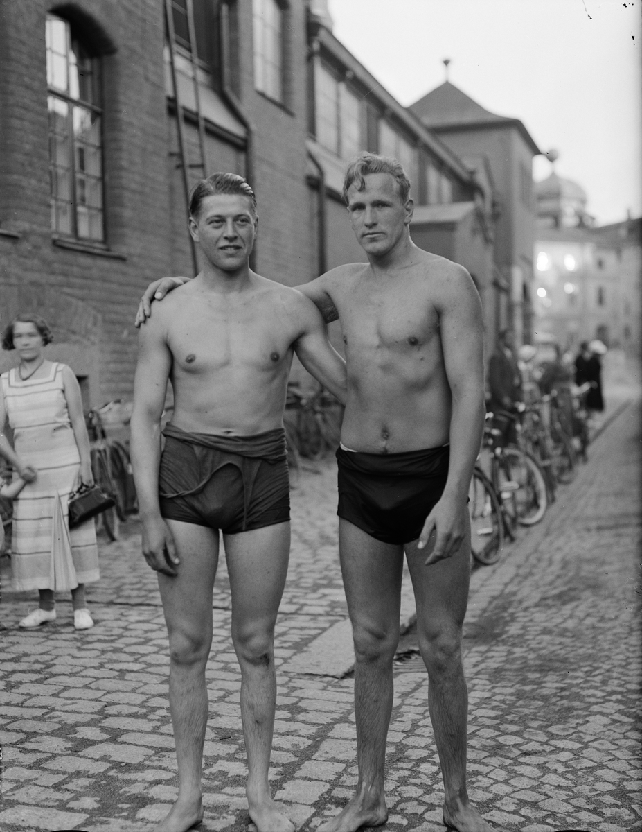 Paul Sandberg, Folke Jansson och Bergkvist, "slutmän" i simtävlingen Strömsimningen, Vattugränd