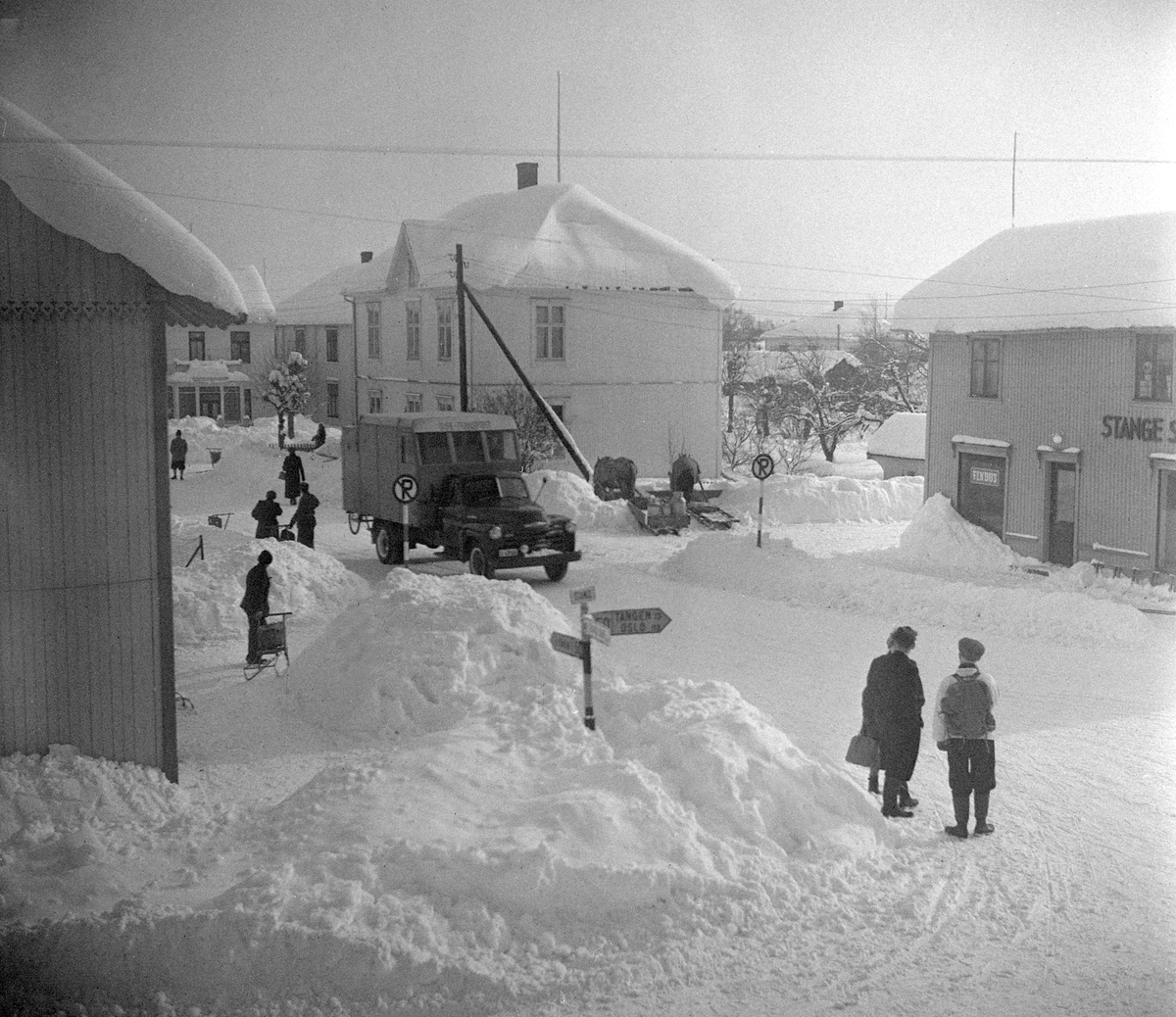 Anno Domkirkeodden, OVERSIKT STANGEBYEN, HAMMER, HEGGELIGÅRDEN, FOLKVANG, FOLK, SNØ, VINTER, Chevrolet lastebil 1948-53-modell.