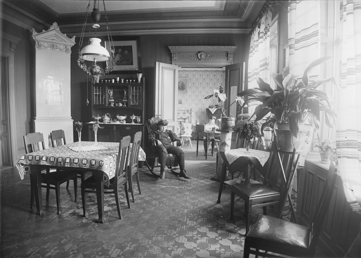 Henri Osti's Fotografiateliér, Two Boys in Artur Vestberg’s Home, Kungsgatan 69, Uppsala 1913
