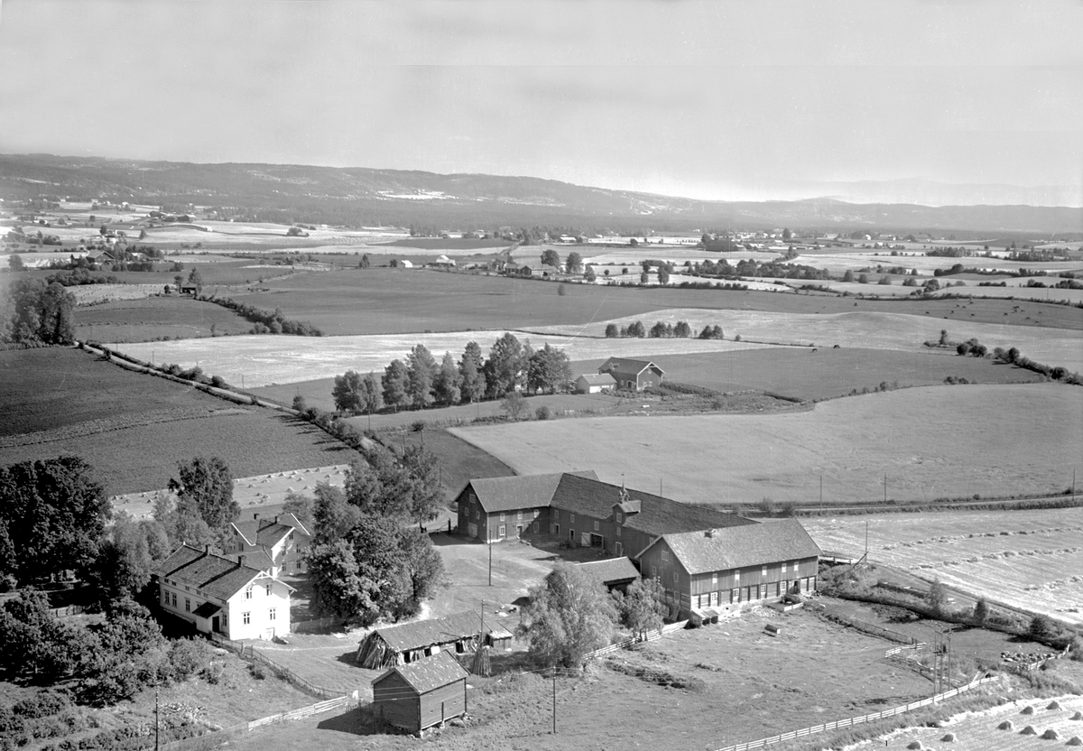 Widerøes Flyveselskap A/S, FLYFOTO ARNEBERG SØNDRE, STANGE