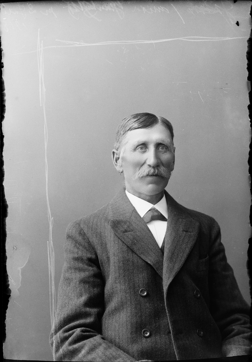 Skötsner-Edhlund, Ateljéporträtt - man, Östhammar, Uppland 1918