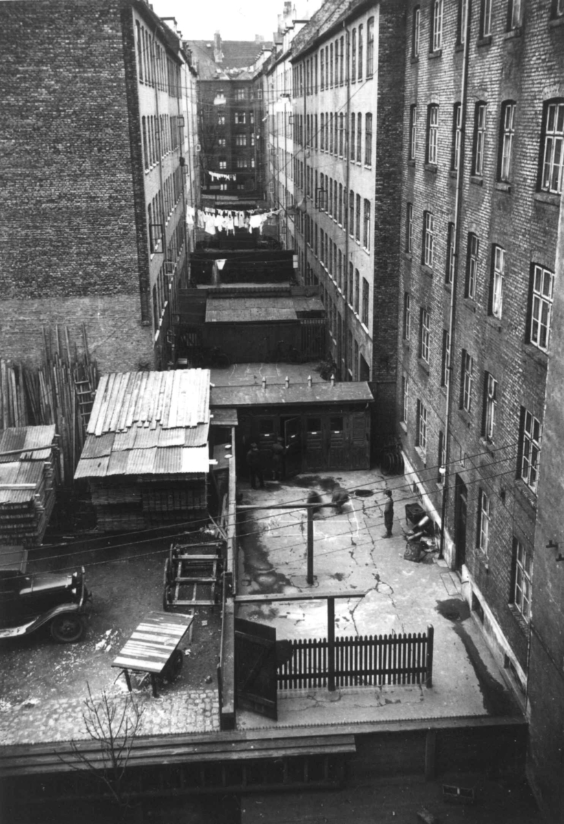 Nanna Broch, Gårdsrom, bygårder, Oslo. Oversiktsbilde som viser flere atskilte gårdsrom innover, noen med klesvask. Fra boliginspektør Nanna Brochs boligundersøkelser i Oslo 1920-årene.