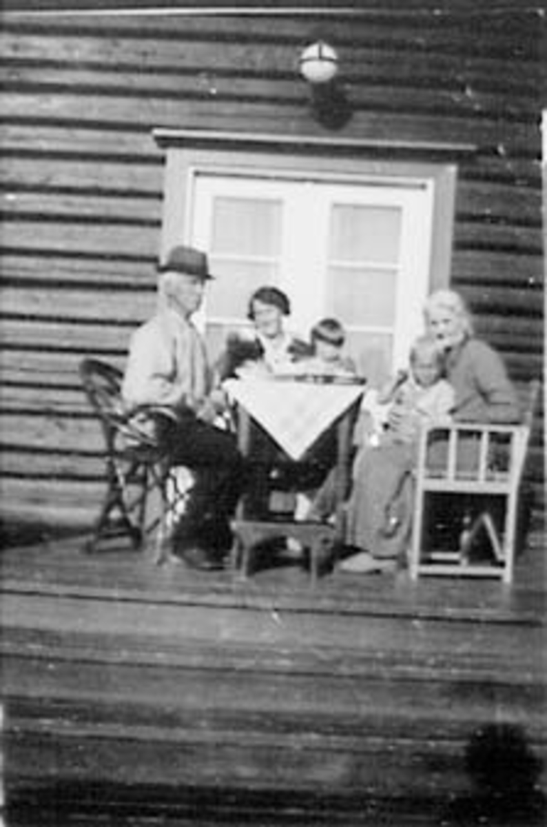 Anno Domkirkeodden, GRUPPE: 5 RUNDT KAFFEBORD, FRA VENSTRE: ANDERS HAUKAASEN, MARGIT OLSEN, INGRID LUND FØDT: OLSEN, GUNNAR FILSETH, MARGRETHE HAUKAASEN, FJALESTAD