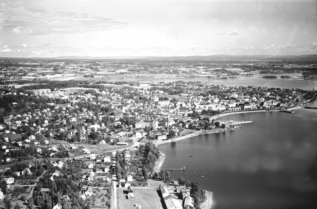 Widerøes Flyveselskap A/S, FLYFOTO STOR OVERSIKT STORHAMAR, FRA RIDEHUSET MED HAMARBUKTA MOT HAMAR OG VANG