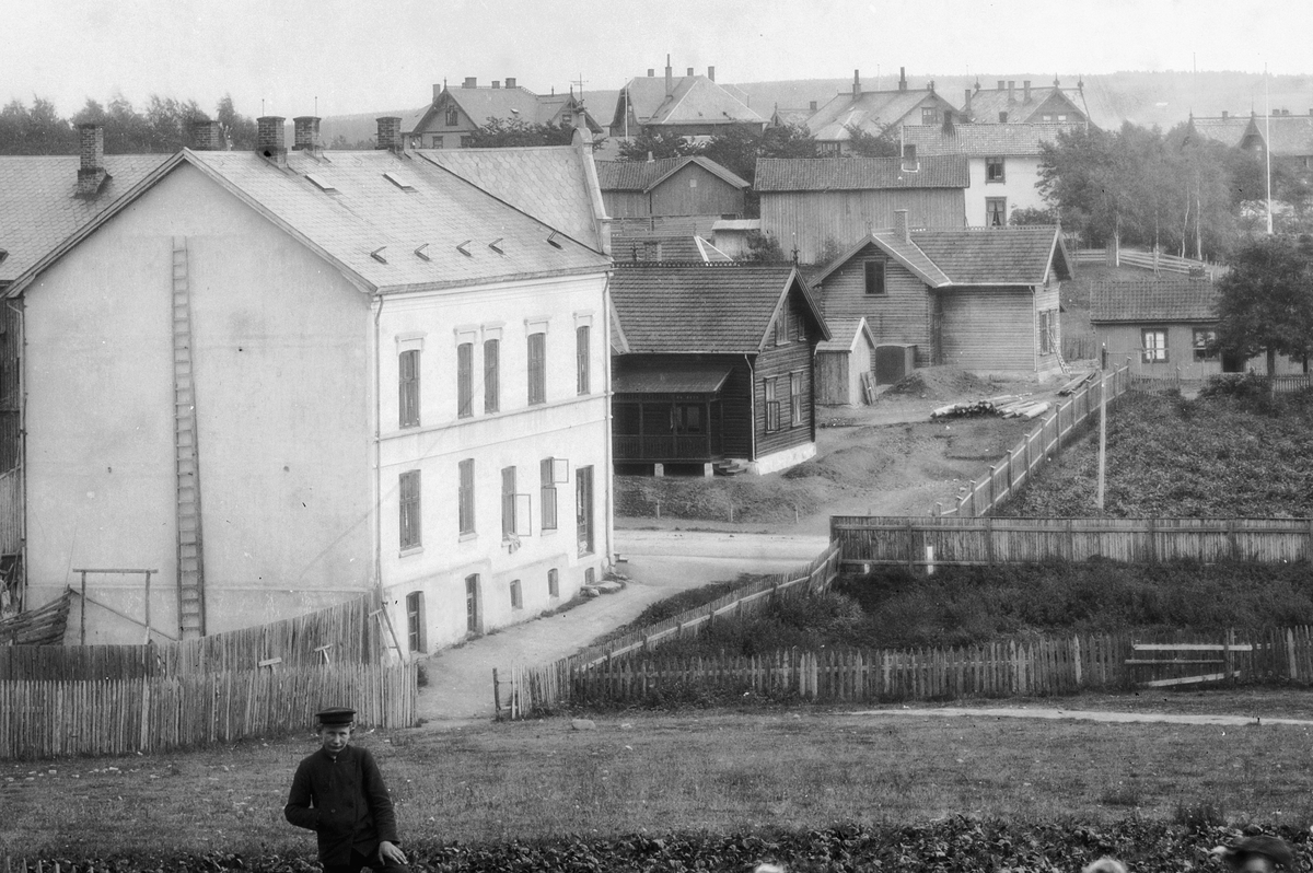 Hans Emil Erichsen, Vangsvegen, St. Olavsgate i Hamar. Stakittgjerde. Ukjente barn.