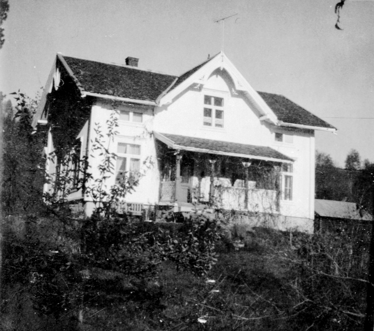 Anno Domkirkeodden, Eksteriør, Haugen, Veldre, Ringsaker, sett fra fylkeveg 24.