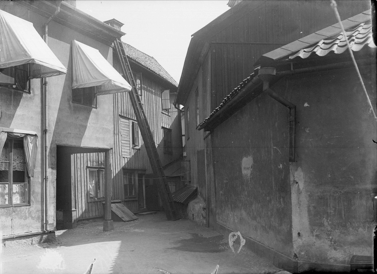 Alfred Dahlgren, Gårdsinteriör Dragarbrunnsgatan 27, kvarteret S:t Per, Dragarbrunn, Uppsala 1908