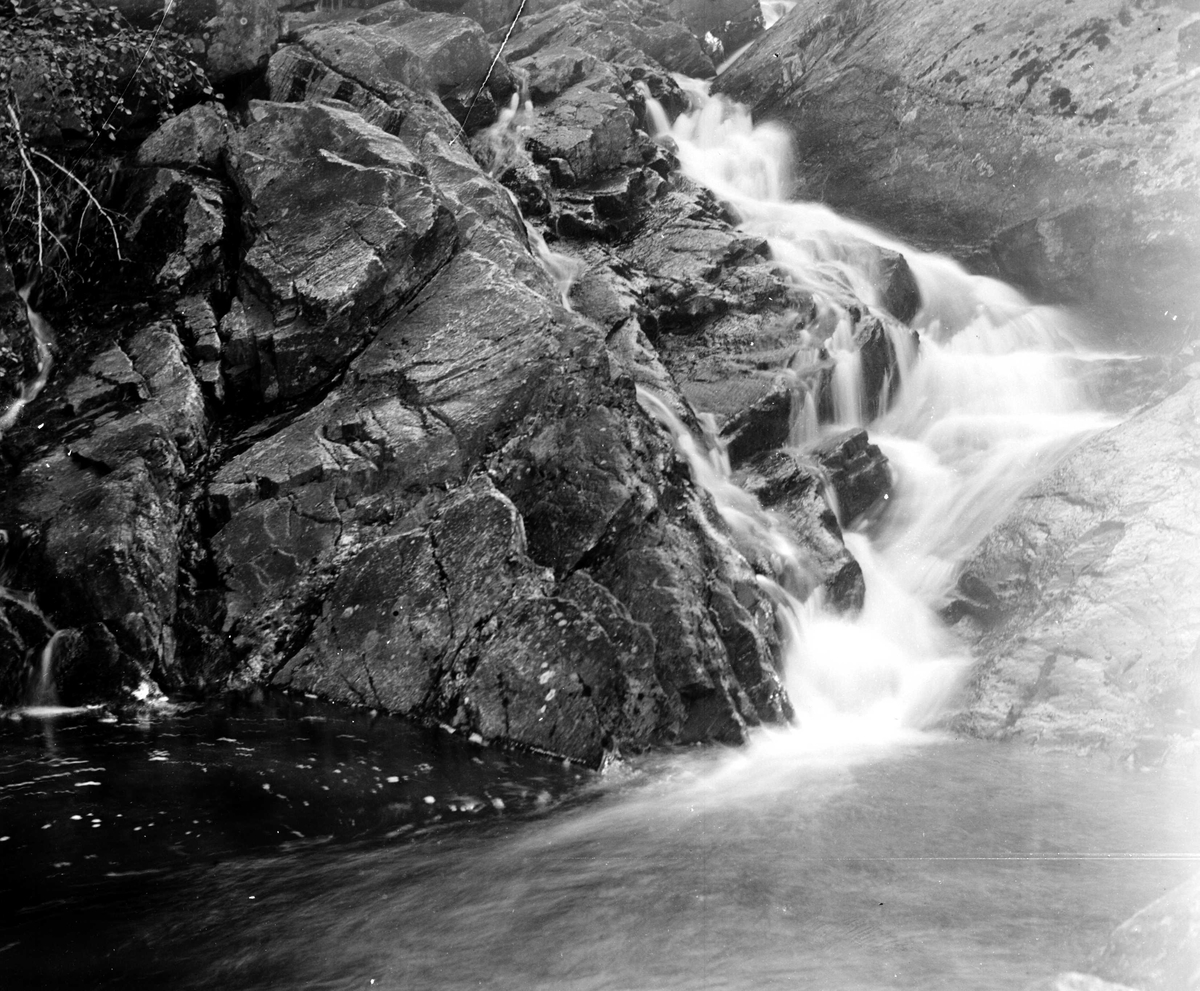 Juliane Fredrikke Langberg, Naturstemning med lite fossefall. Muligens i Eggedal. Fra malerinne Juliane Fredrikke Langbergs samling, tatt 1895-1910 med motivkrets slekt og venner samt steder tilknyttet samvær med disse.