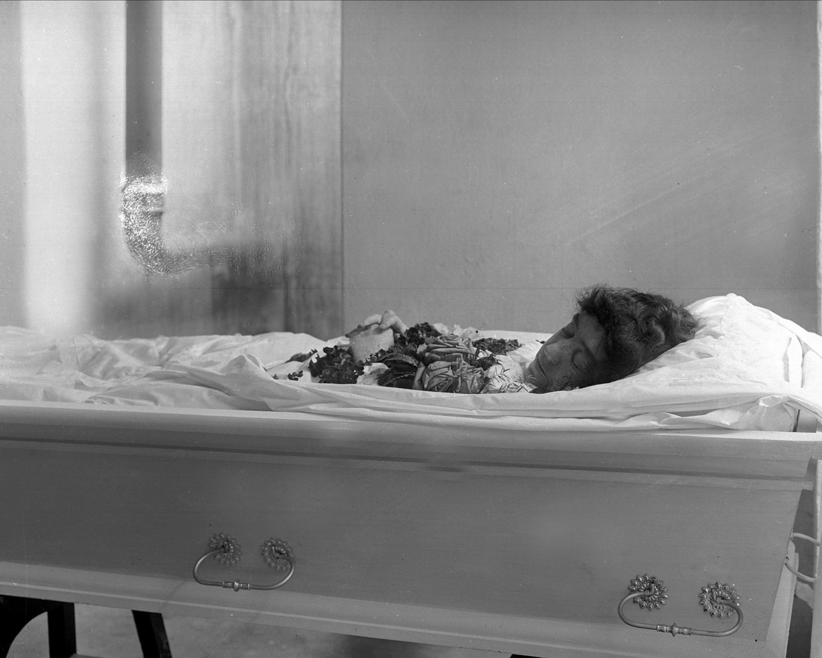 Gustav Borgen, Post mortem-fotografi. Kvinne i åpen kiste.