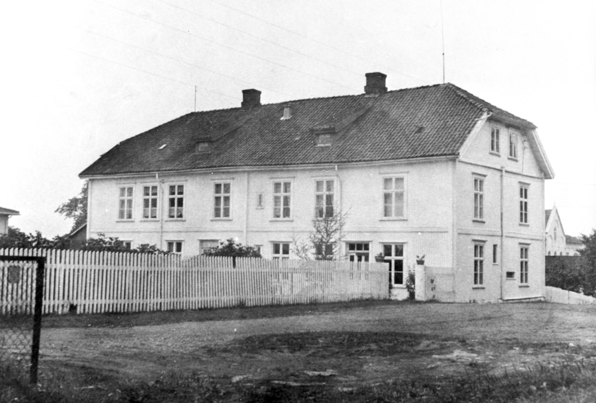 Anno Domkirkeodden, EKSTERIØR HOLSET, UTSIKTEN 1, STAKITTGJERDE