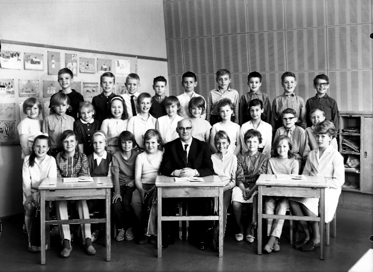 Sven Lindskog, Vasaskolan, klassrumsinteriör, 29 skolbarn med lärare Arne Nihlmar. Klass 4B, sal 13.