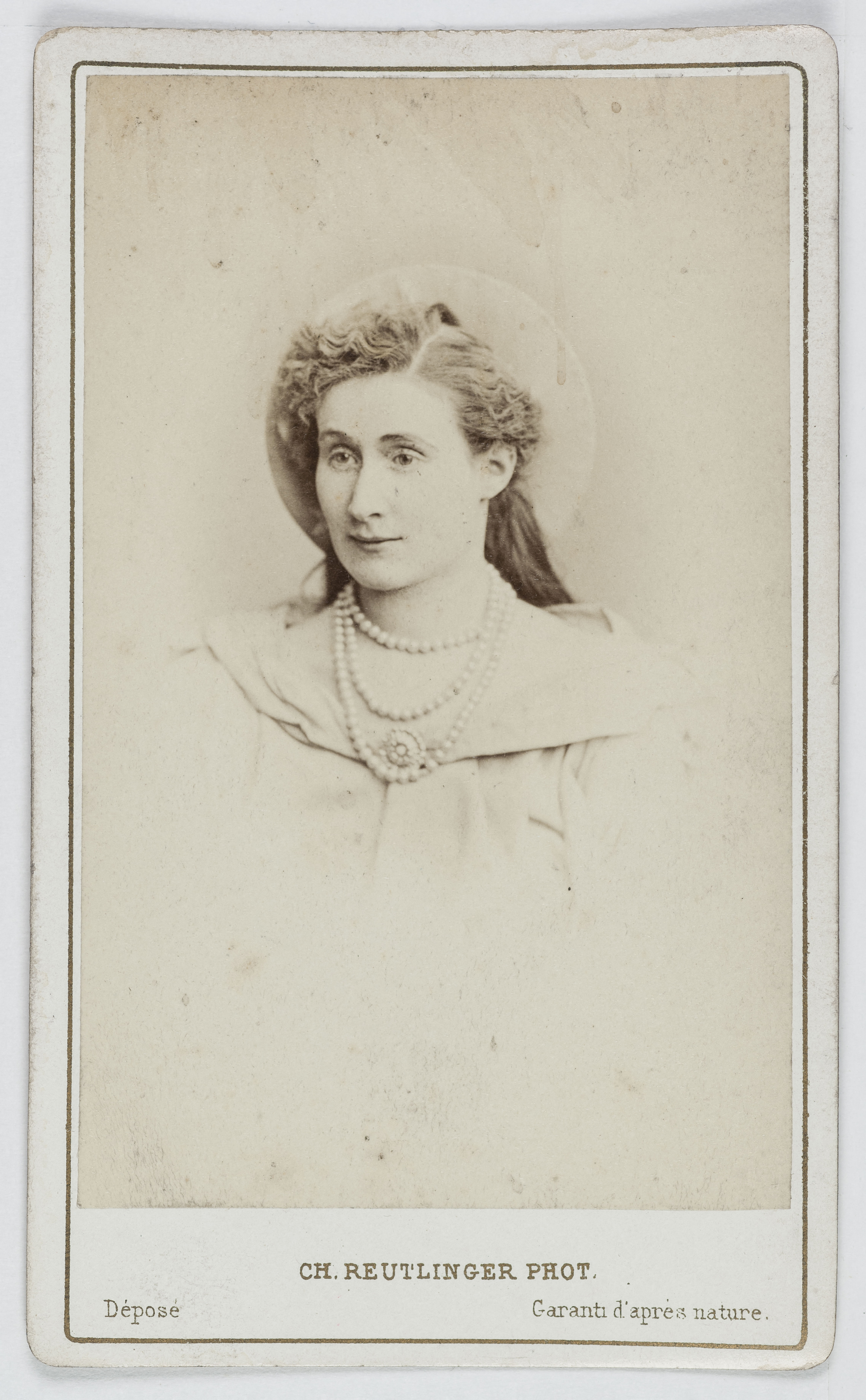 Charles Reutlinger, Portrait de L. Sergent, actrice au Théâtre des Bouffes-Parisiens en 1869.