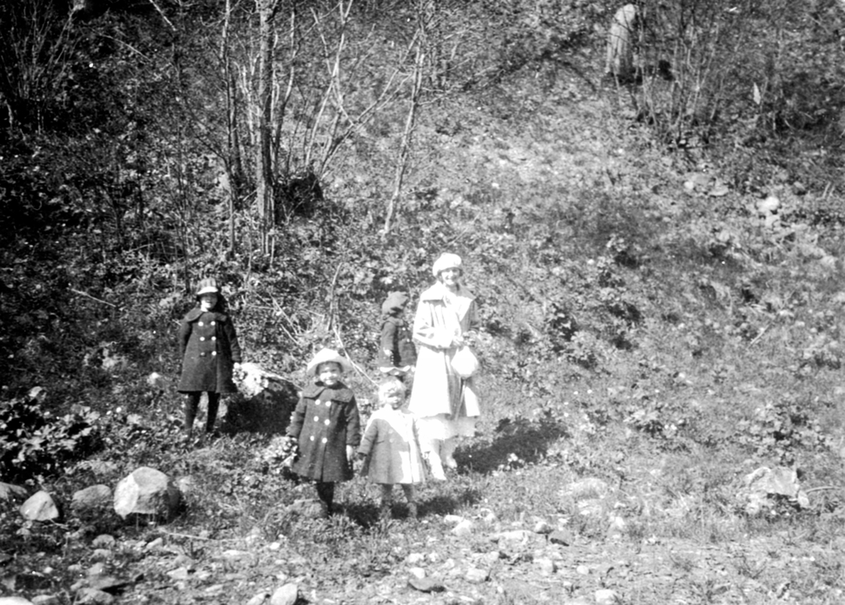 Anno Domkirkeodden, Barn og voksne fra familien Løken på Granerud, Brumunddal på biltur i Bjørgedalen, Furnes. Stopp for å plukk blomster.