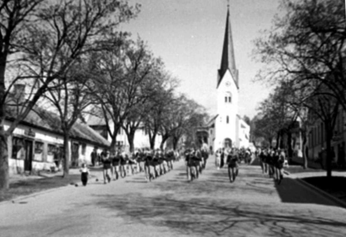 Anno Domkirkeodden, HAMAR UNGDOMSKORPS MARSJERER NED KIRKEGATA, HAMAR DOMKIRKE