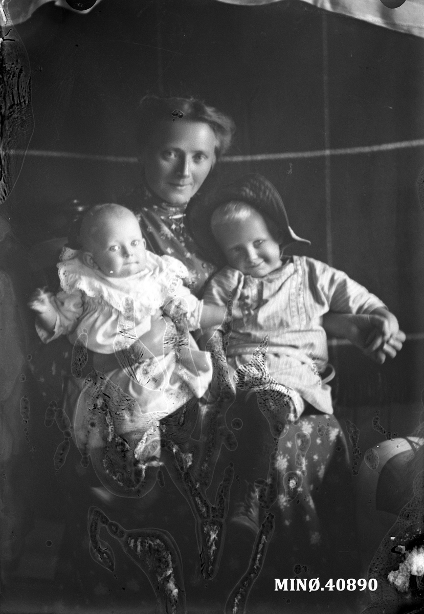 Oscar Holte, Portrett av kvinne med to barn - Thomassen