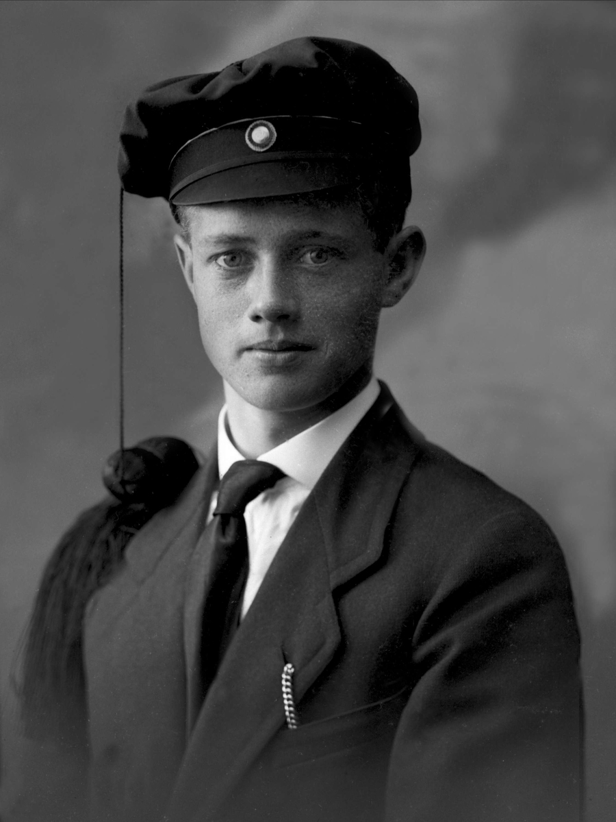 Gustav Borgen, Portrett, mann med studentlue, Olav Havrevold.