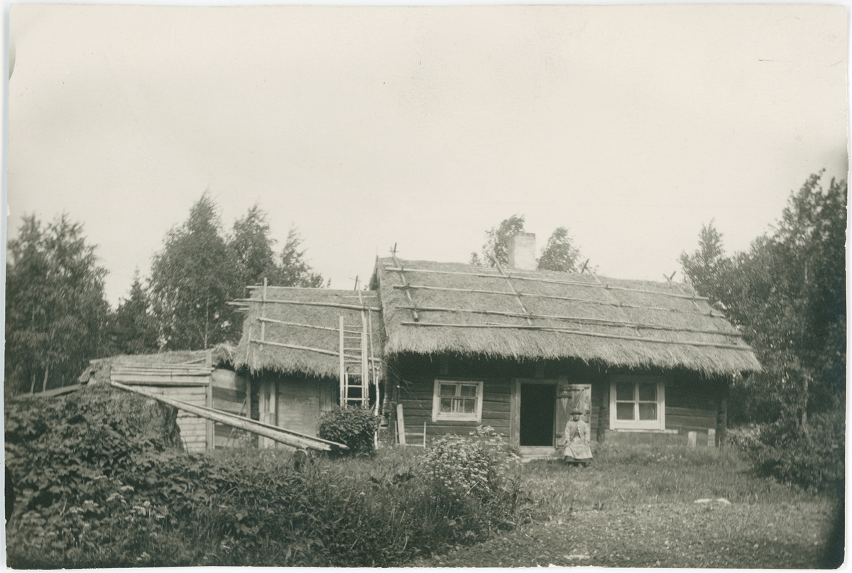 Okänd,, Lovisa Stråle outside his cottage in Varghälla, Uppland