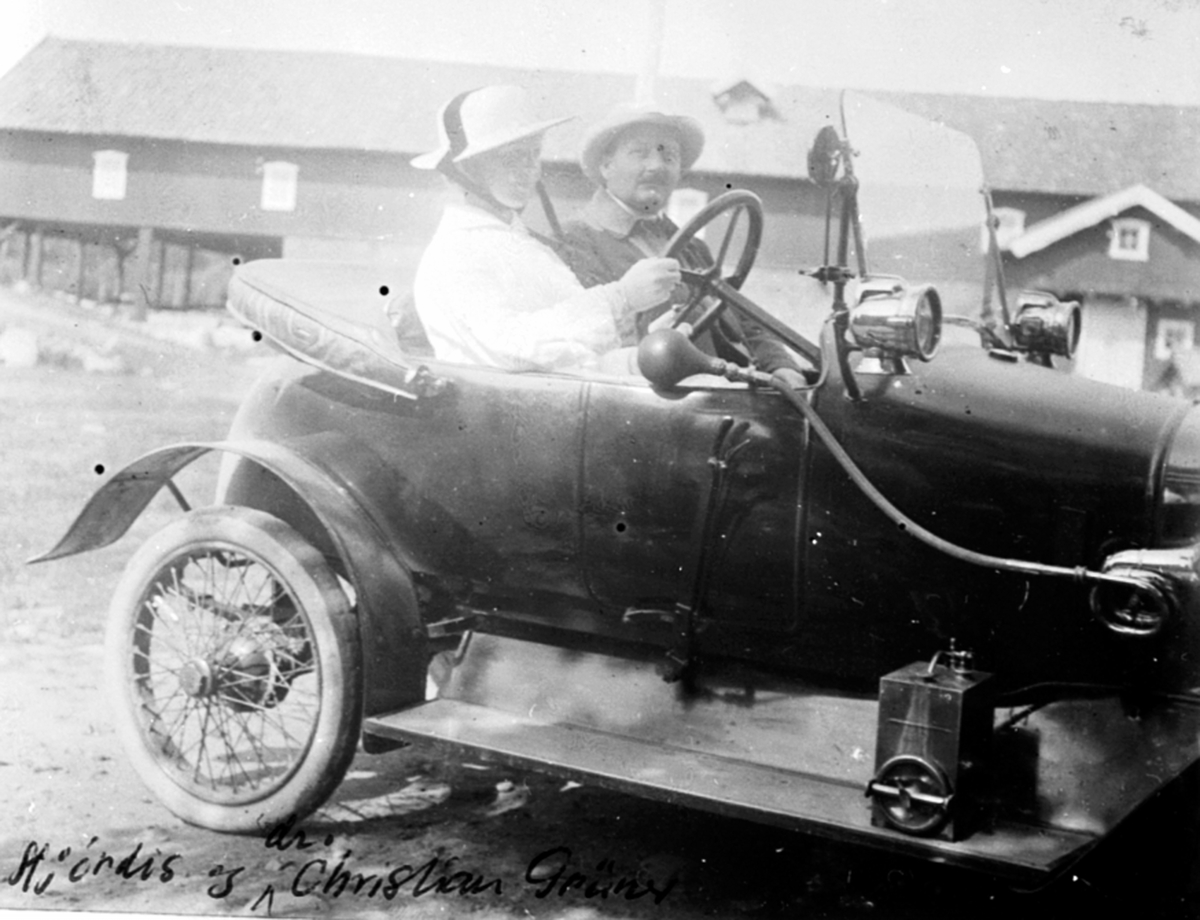 Anno Domkirkeodden, Hjørdis Løken og doktor Christian Grüner i en Adler bil, modell 1912, D-53, på Granerud gård, Brumunddal.